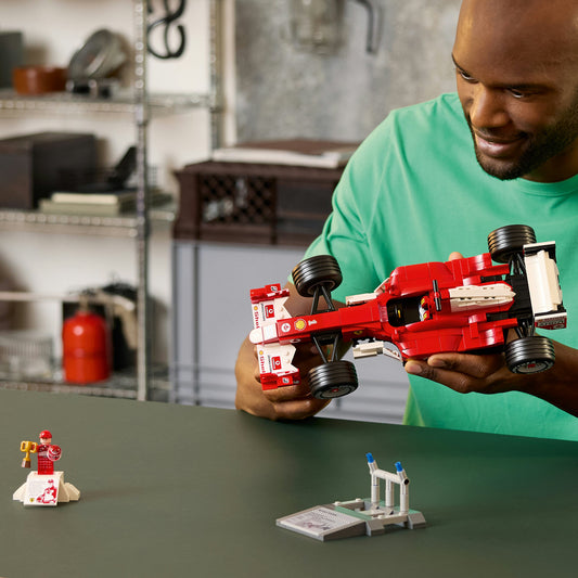 LEGO Icons Ferrari F2004 en Michael Schumacher – F1 Auto Bouwpakket voor Volwassenen – Decoratie Set met V10-Motor en Formule 1 Coureur Poppetje – Cadeau voor Mannen, Vrouwen en Fans – 11375
