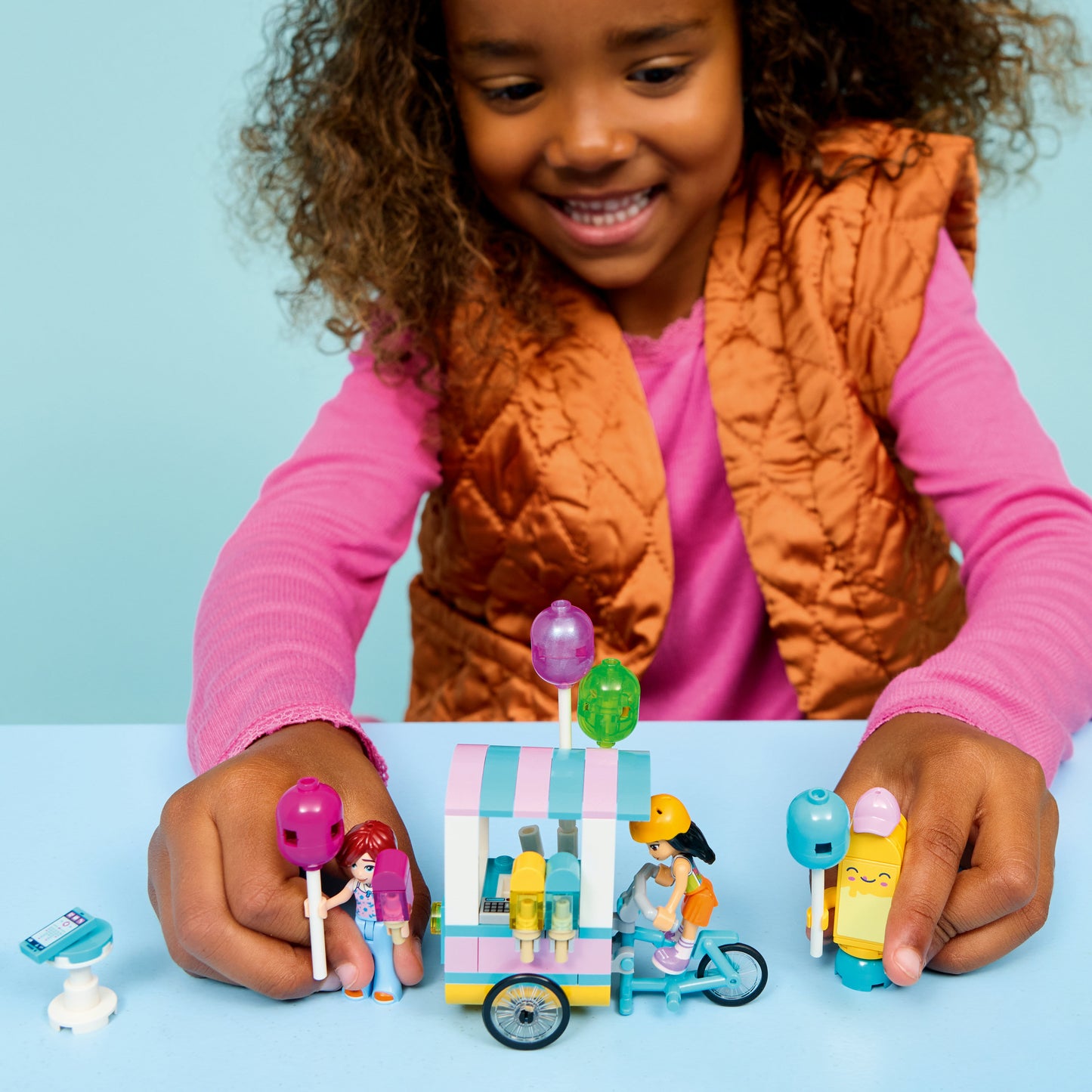 LEGO® Friends IJsjes- en Ballonnenkraam - Fantasiespeelgoed - 2 Minipoppetjes, Ballonnen en Fiets - 42692